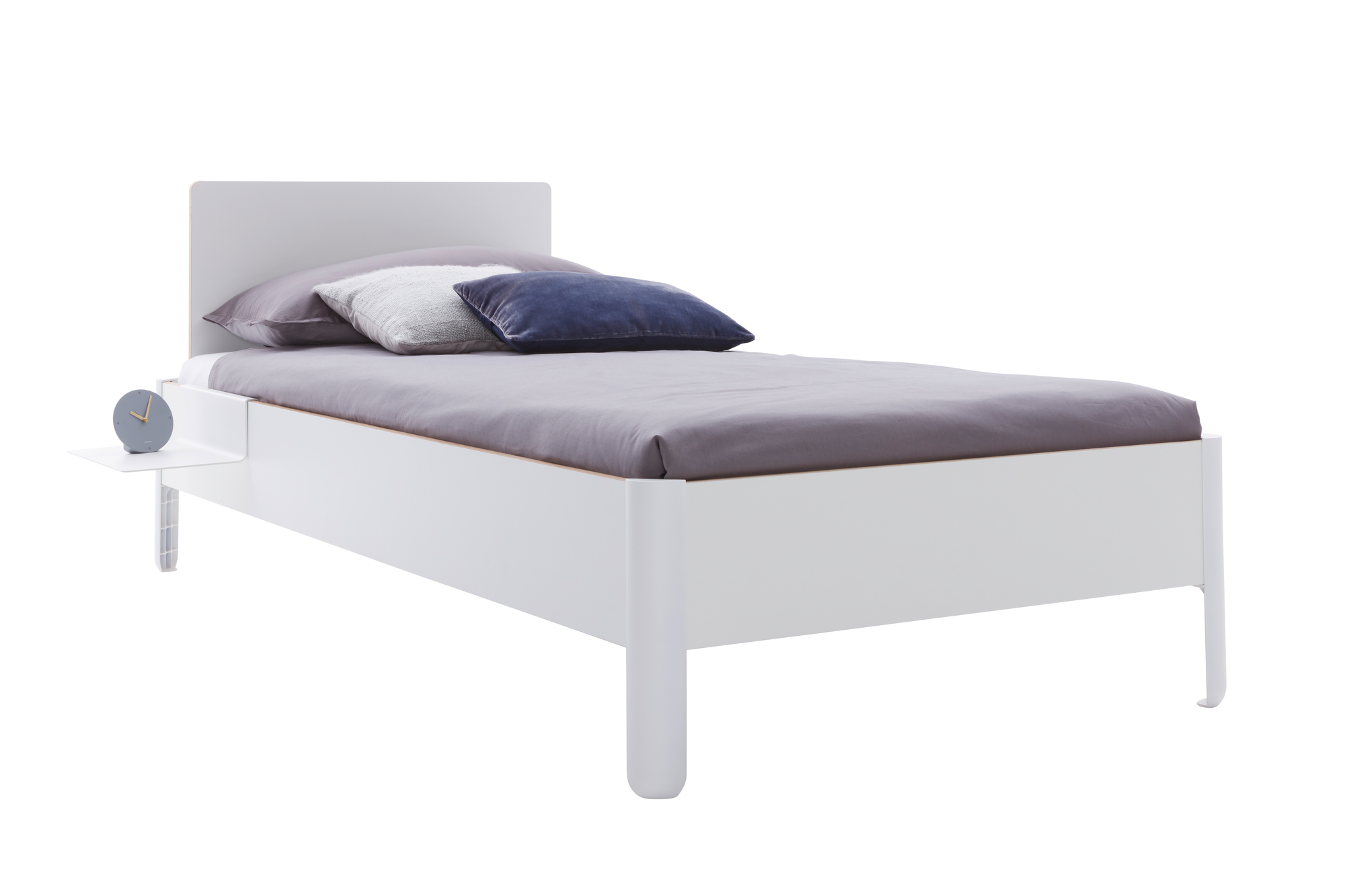 Weißes Nait Bett von Müller Möbelwerkstätten mit Kopfteil und Nachttisch, inklusive Kissen.