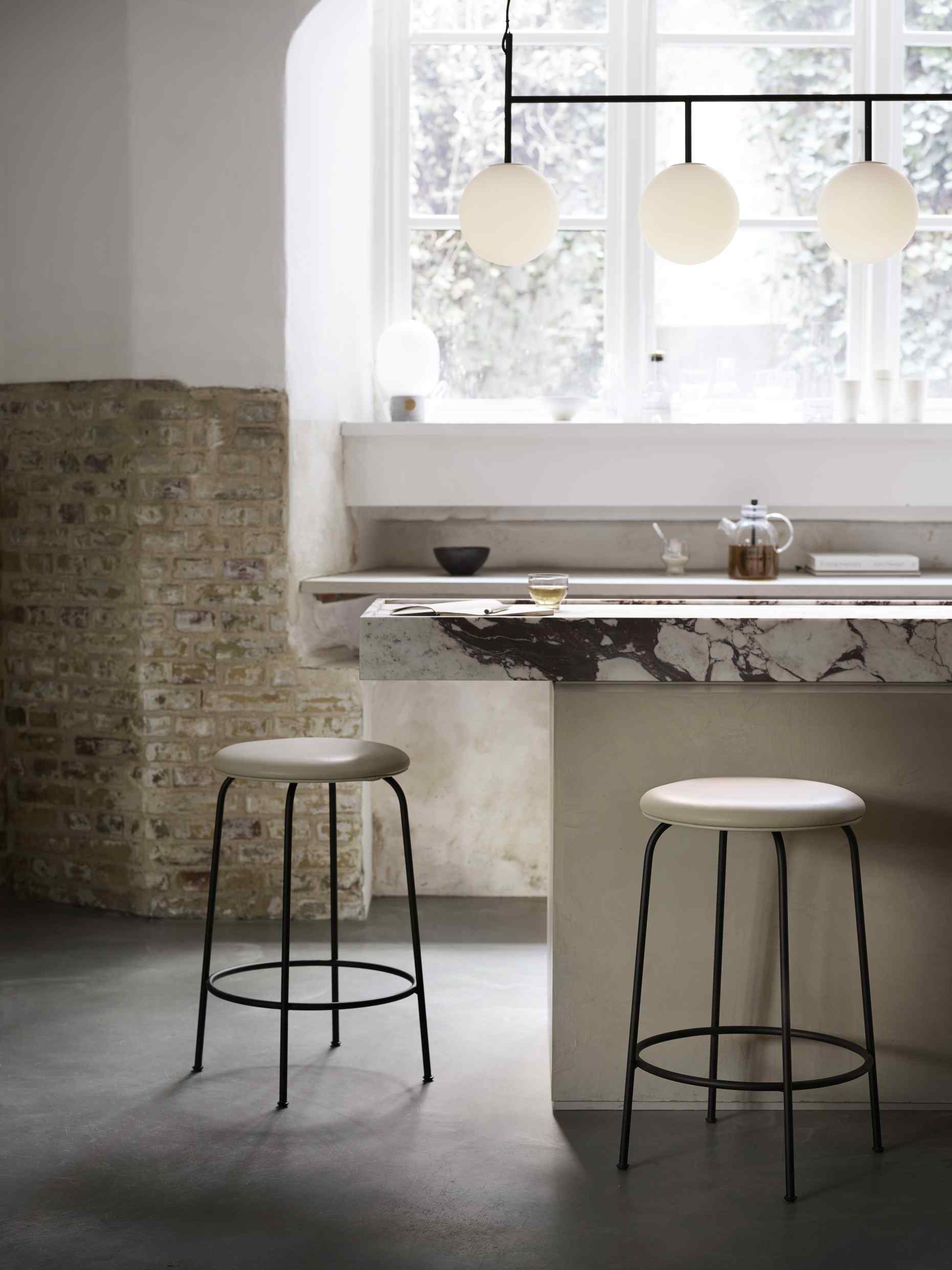 Audo TR Bulb Pendelleuchte über Küchentheke mit Barhockern, modernes skandinavisches Design für Esszimmer und Küche.