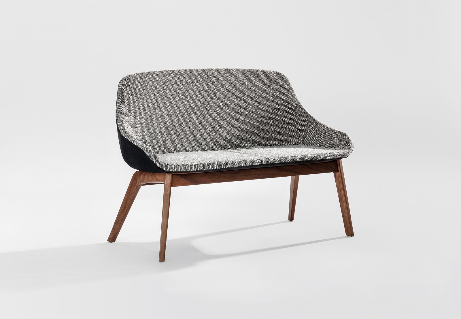 Morph Duo Sofa von Zeitraum mit grauem Stoffbezug und Holzgestell.