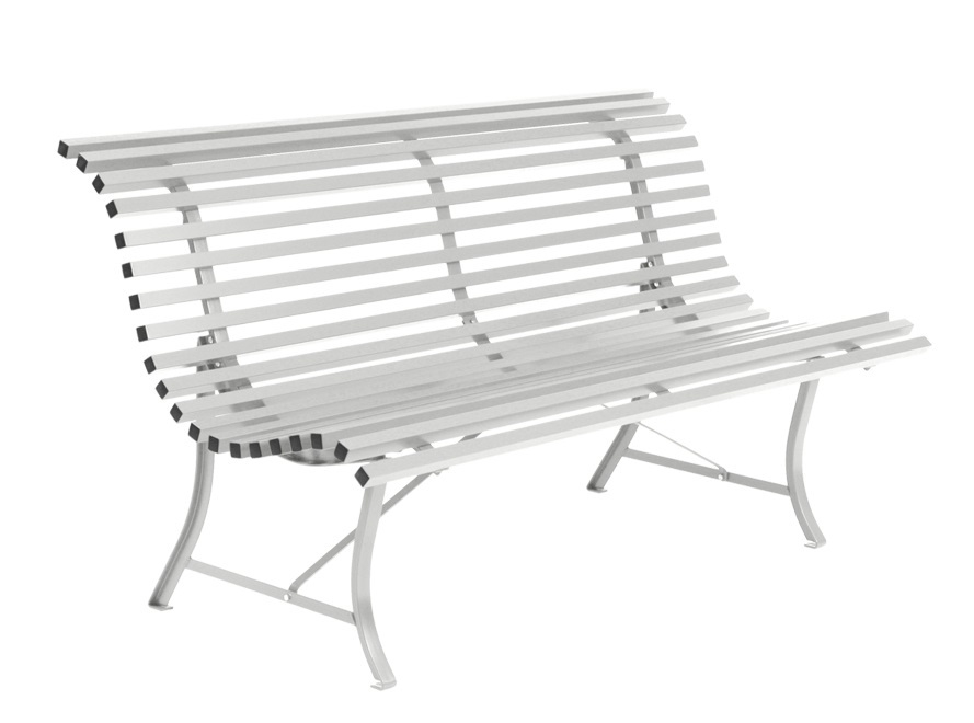 Weiße Louisiane Gartenbank von Fermob mit Lattenrost und geschwungenen Beinen für den Außenbereich.