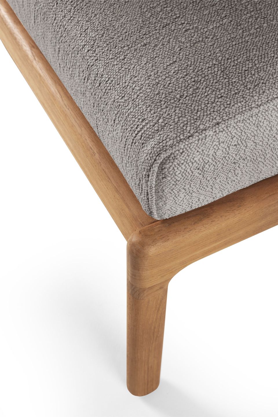 Detailaufnahme: Jack Outdoor Polsterhocker mit Teakholzrahmen und grauem Polster, ideal für Garten und Terrasse.