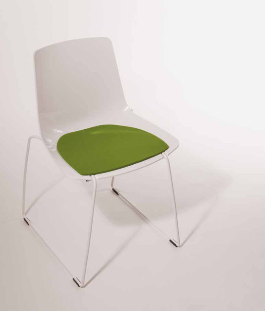 Weiße Clipt-Stuhl mit grüner Filz Sitzauflage für Parkhaus Berlin, bequeme Stuhlkissen für besseren Sitzkomfort.