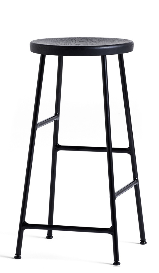 Cornet Barhocker Low von Hay, schwarzer Stahl und gebeizte Eiche, H 65 cm.