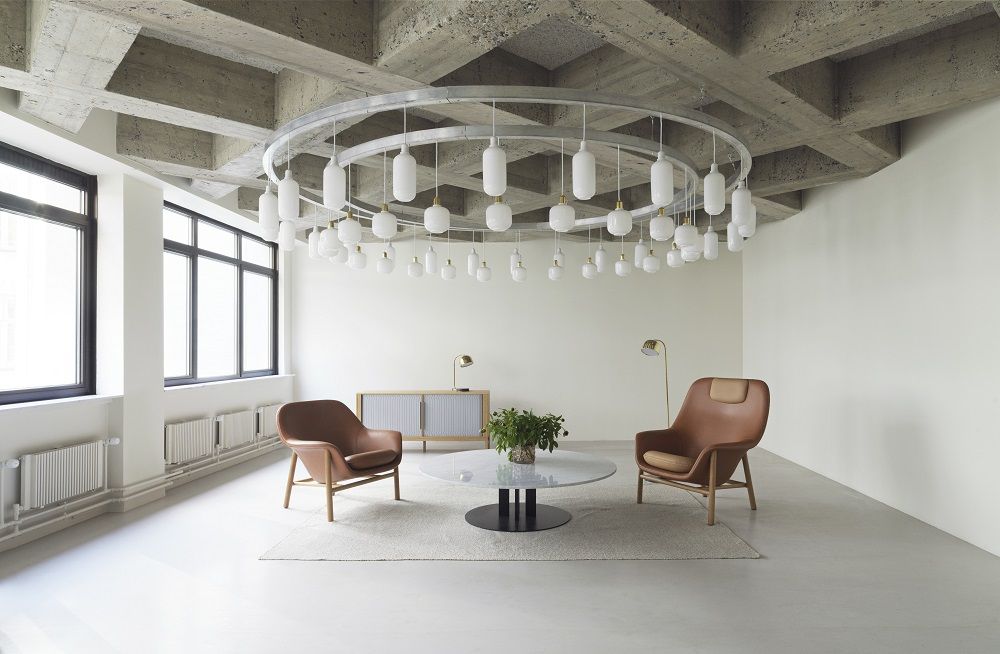 Brauner Drape Lounge Sessel Hoch mit Kopfstütze von Normann Copenhagen in modernem Wohnzimmer.
