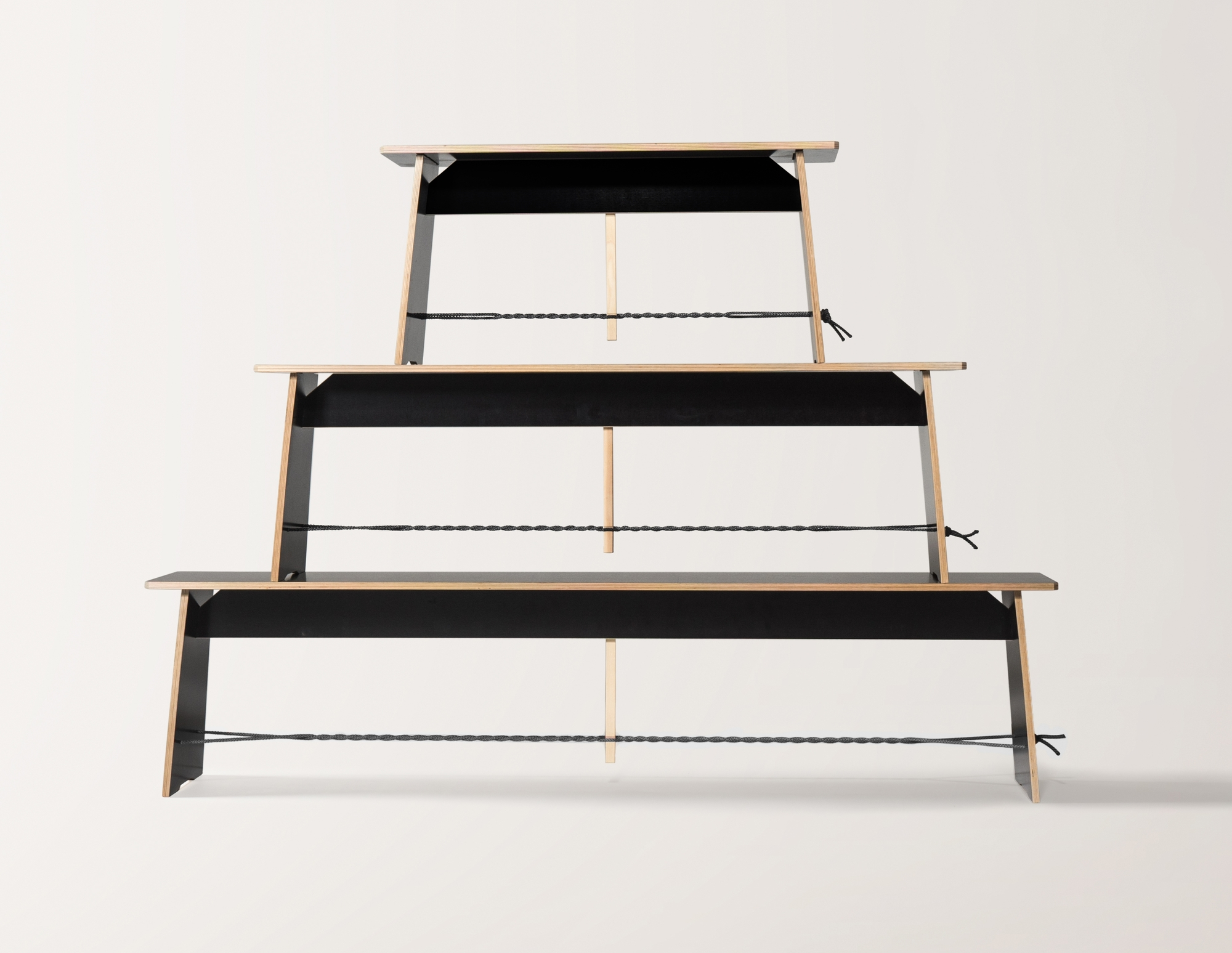 Schwarze Langer Max Sitzbank von Nils Holger Moormann, 90 cm, mit rotem Seil. Designmöbel für Wohnraum.