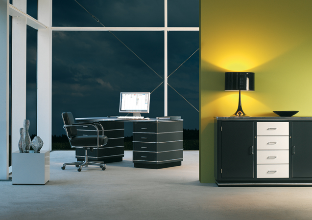 TB229 Classic Line Schreibtisch von Müller Möbelfabrikation mit Bürostuhl und Sideboard in stilvollem Ambiente.