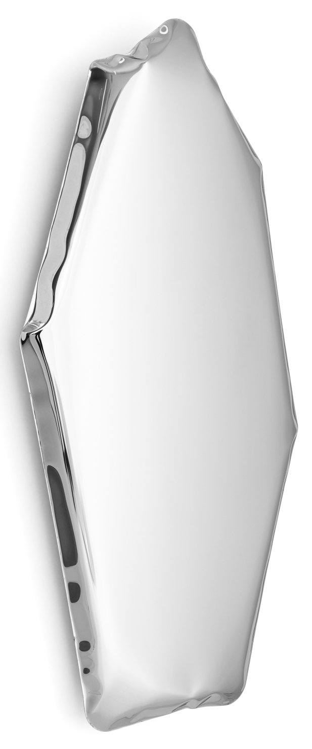 Nahaufnahme des Tafla Spiegels von Zieta, ein moderner Design Spiegel aus poliertem Stahl.