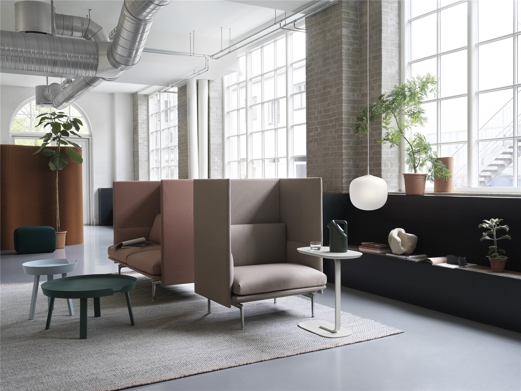 Muuto Outline Highback Sofa 2-Sitzer in Beige, modernes Design für Büro und Wohnzimmer.