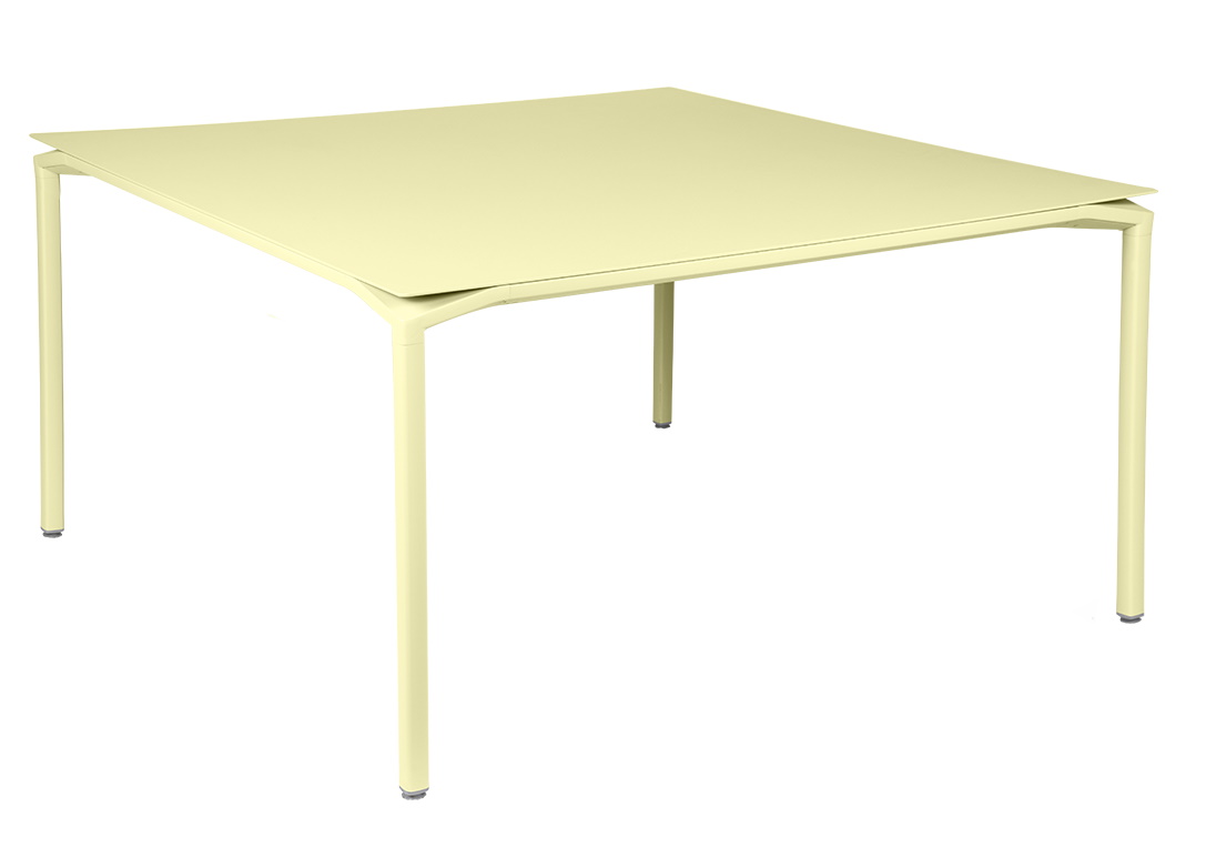 Gelber Calvi Tisch von Fermob für den Außenbereich, quadratisch und modern.
