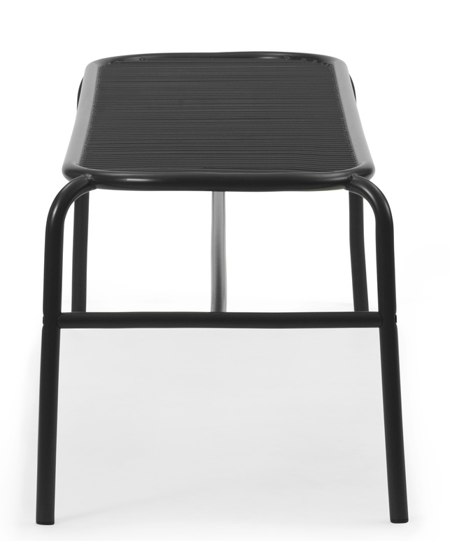 Normann Copenhagen Vig Bank für den Außenbereich, schwarzes Metallgestell und gerippte Sitzfläche, Frontansicht.