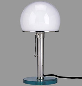 WG 25 GL Wagenfeld Tischleuchte von Tecnolumen: Klassische Bauhaus Tischlampe mit opalweißem Glasschirm und Metallfuß.