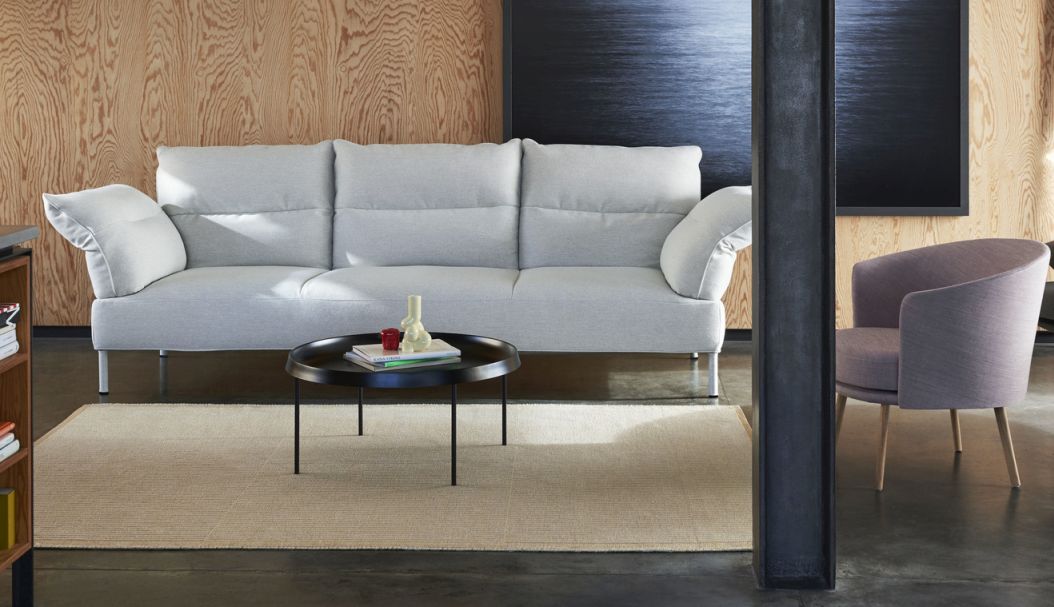 Heller Dorso Loungesessel von Hay mit passendem Sessel und schwarzem Couchtisch auf Teppich.