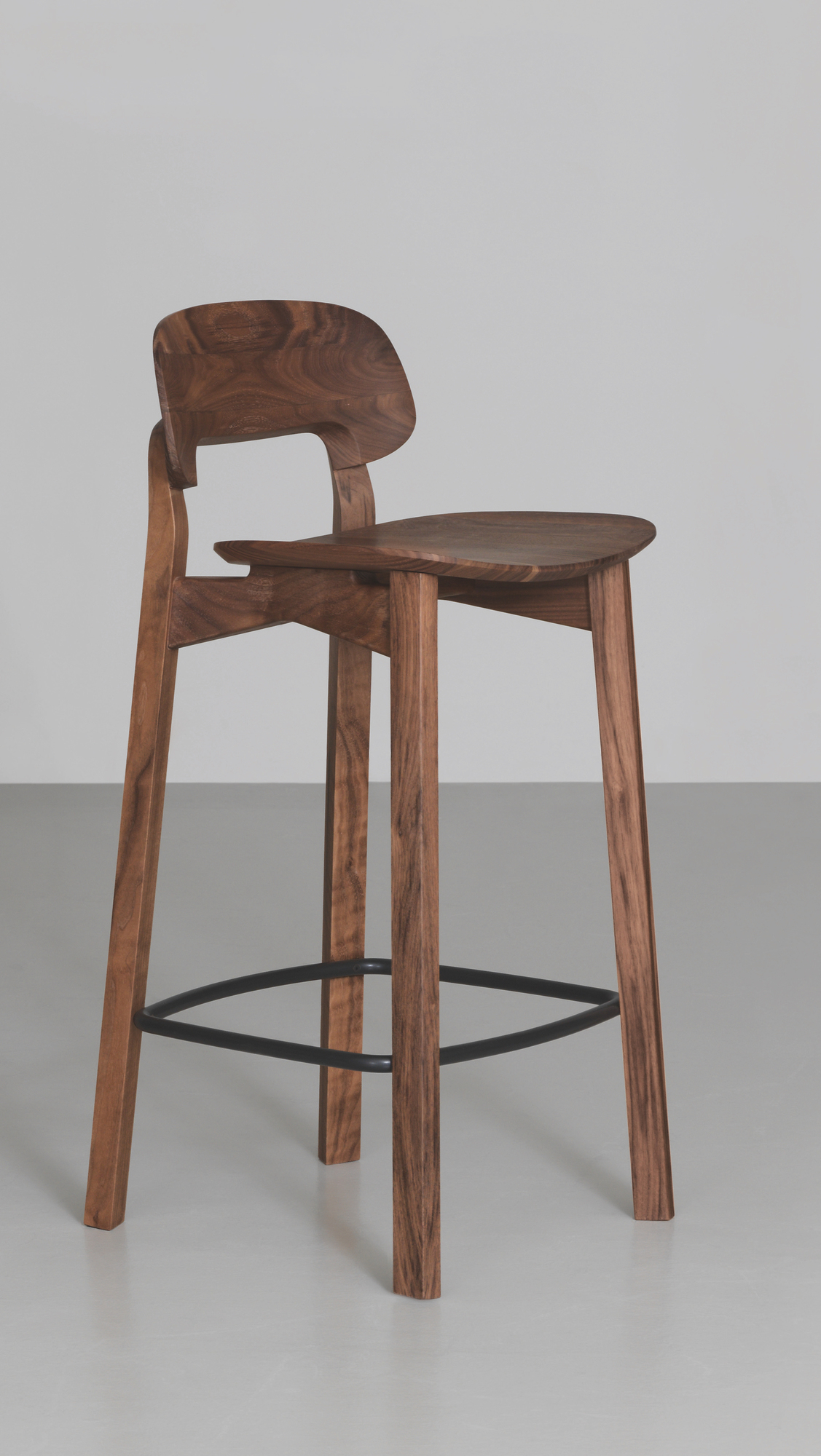 Nonoto Barhocker aus Nussbaumholz mit Rückenlehne und Fußstütze, Sitzhöhe 65 cm, für Esszimmer oder Bar.
