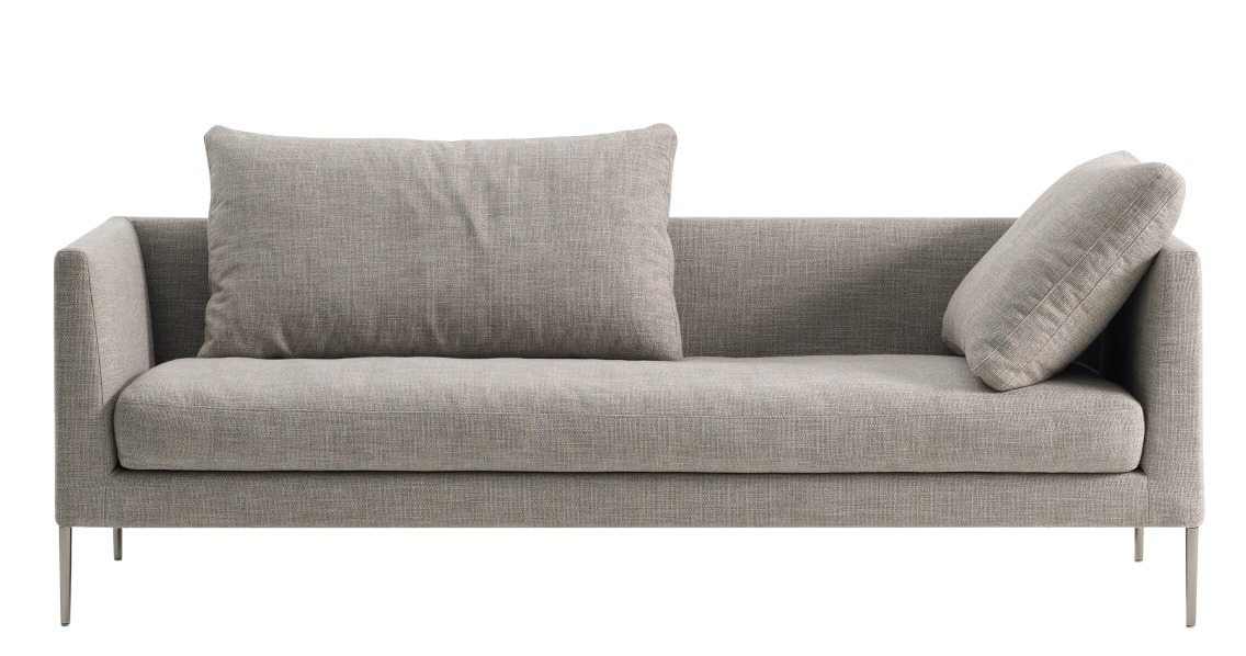 Graues Pilotis Sofa von Cor ohne Rückenkissen mit zwei losen Kissen.