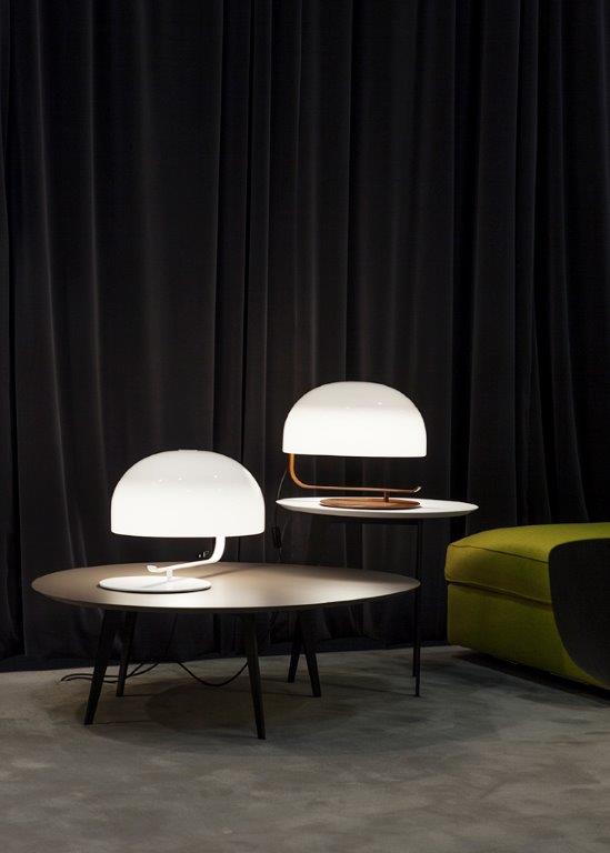 Zwei Zanuso Tischleuchten von Oluce auf Tischen vor einem dunklen Vorhang, modernes Design.
