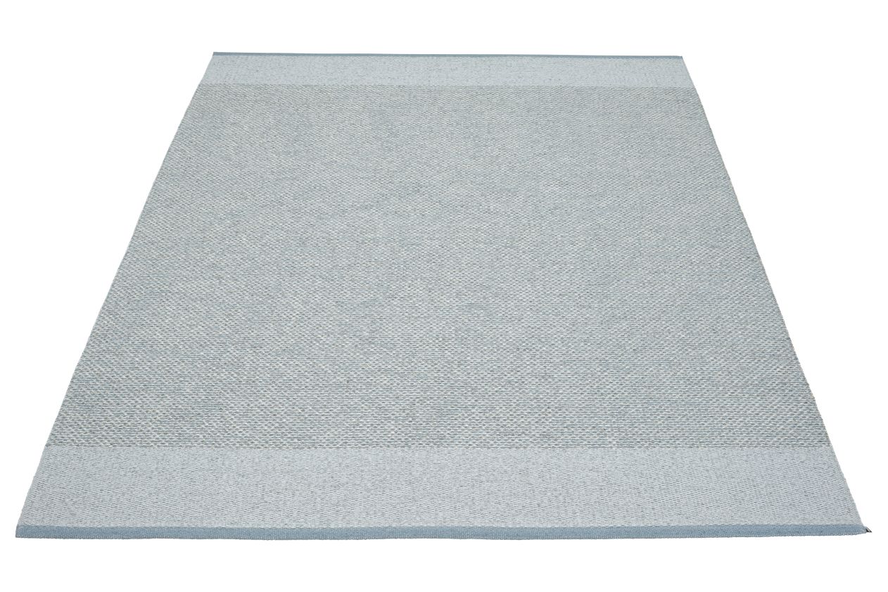 Pappelina Teppich Edit, 140x200 cm, hellblau, gewebt. Moderner Teppich für Wohnzimmer und Schlafzimmer.