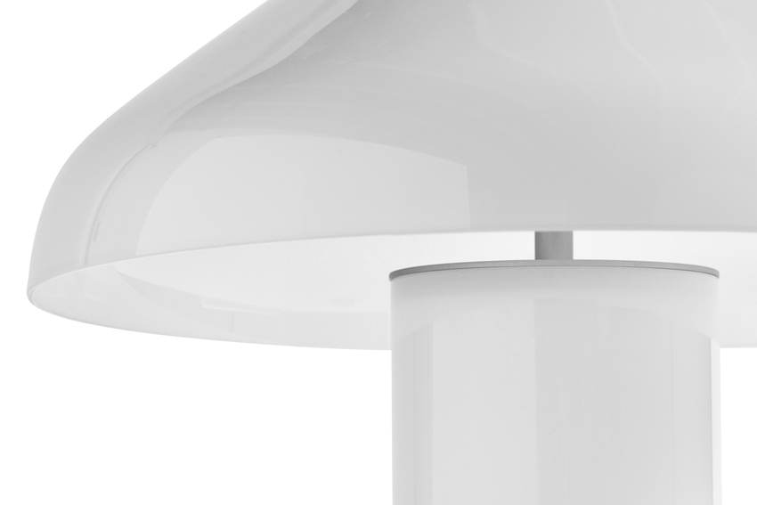 Detailaufnahme der weißen Pao Tischleuchte von Hay mit Glasschirm und zylindrischem Fuß.