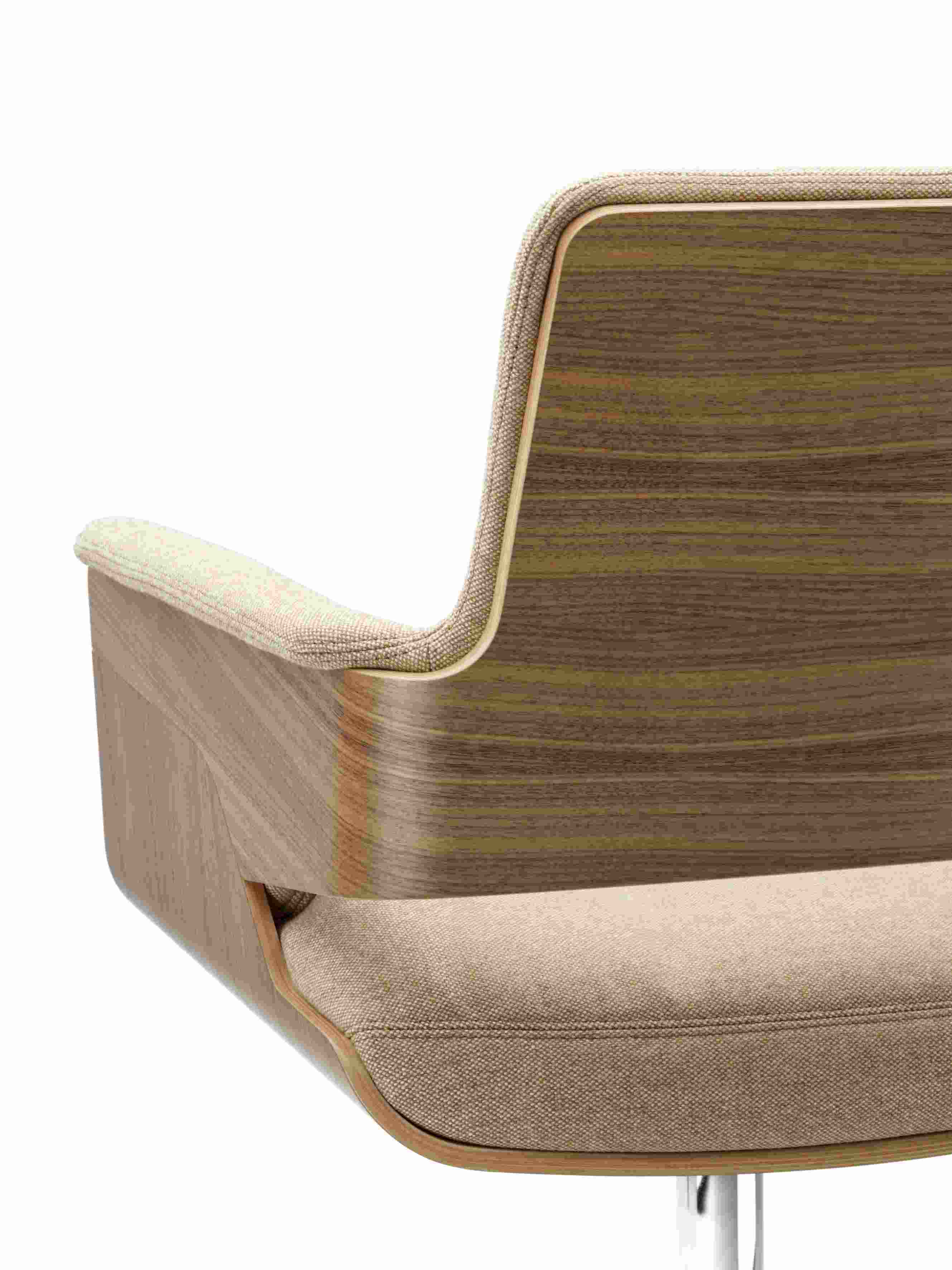 Detailaufnahme des Thonet S 847 Drehsessels mit Holzstruktur und beigem Stoffbezug. Design Bürostuhl.