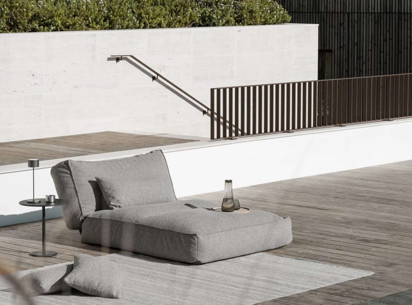 Blomus Kiva Rug Teppich Outdoor Zinc Melange, 200 cm breit, auf Holzterrasse.