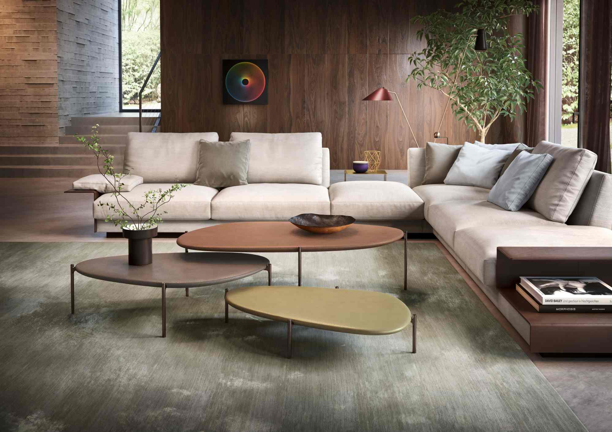 Wohnzimmer mit Ishino Metal Table Beistelltischen von Walter Knoll in verschiedenen Farben und Höhen.