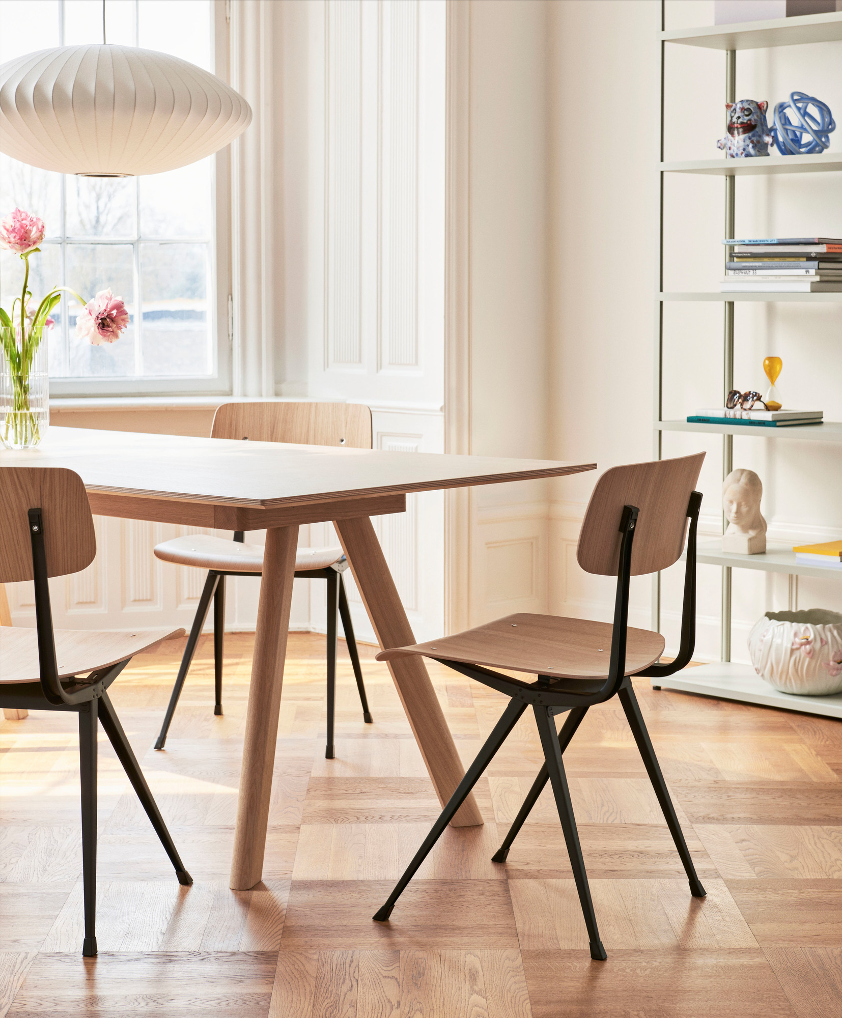 Esszimmer mit Hay Stühlen und Nelson Saucer Bubble Pendant Pendelleuchte für stilvolle Beleuchtung.