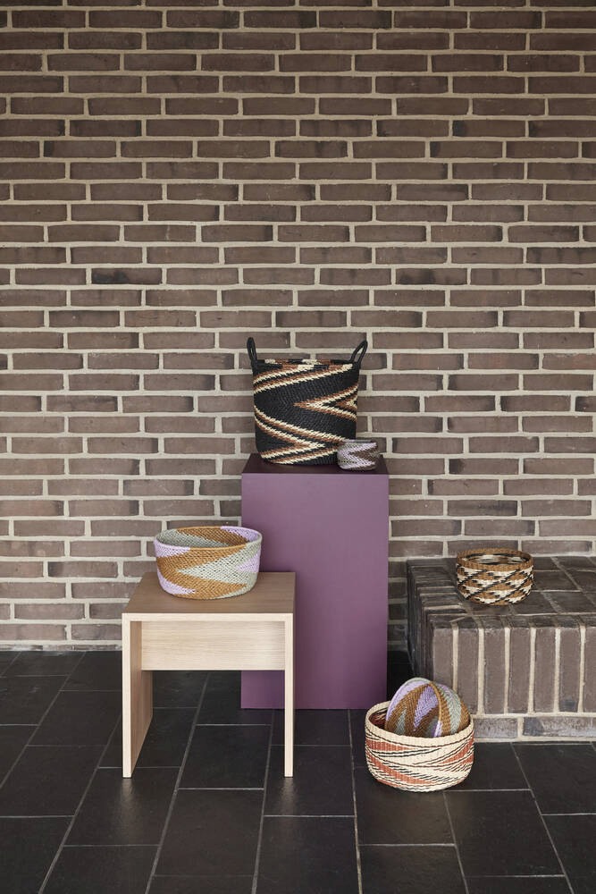 Hübsch Interior Table Tisch Eiche natur: Schlichter Holztisch als Einzelstück für moderne Wohnräume.