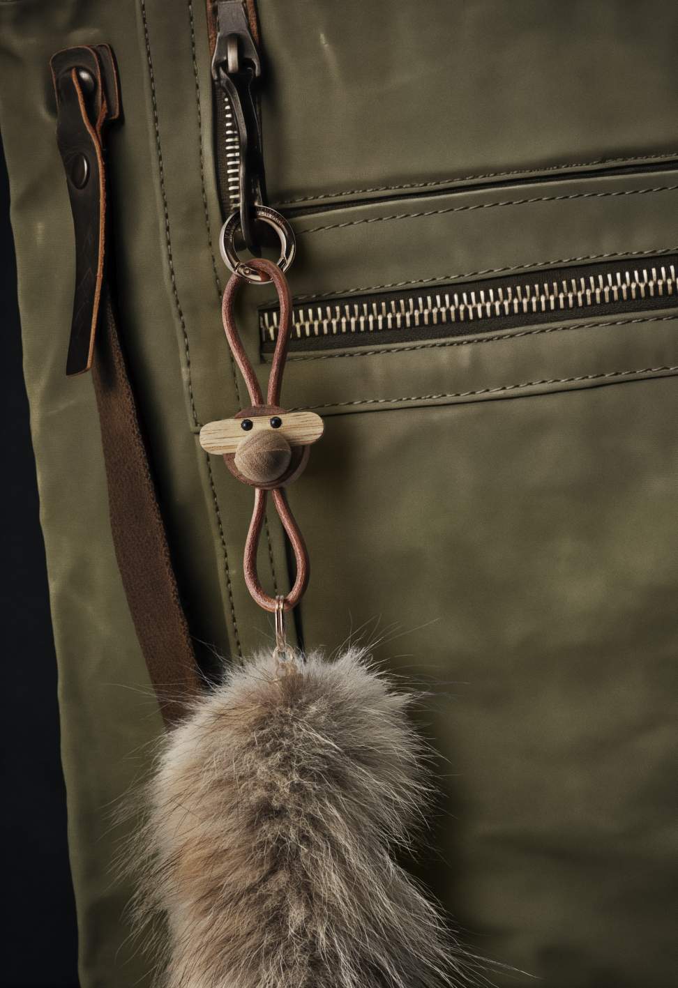 Affe Schlüsselanhänger goldfarbenes Metall mit Naturleder Kay Bojesen