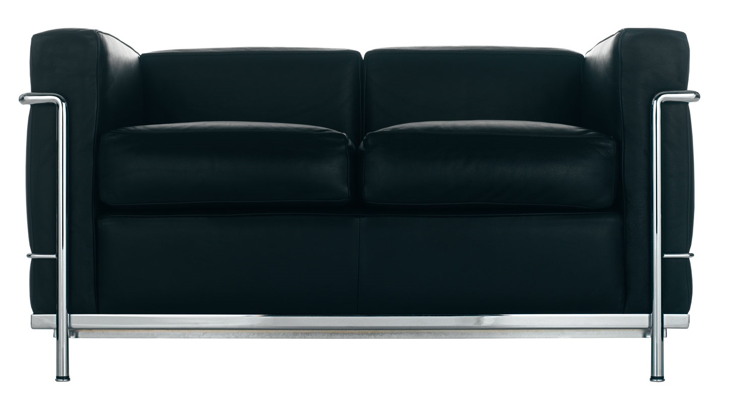 Schwarzes Cassina 2-Sitzer Sofa "Grand Confort" mit verchromtem Stahlrohrgestell, Frontansicht.