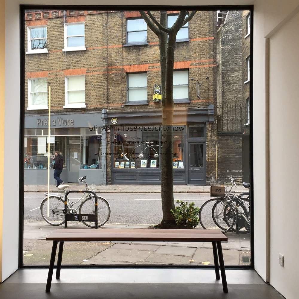 Run Bench 3-Sitzer Bank: Moderne Sitzbank aus Walnuss und schwarzem Stahl für Innenräume.