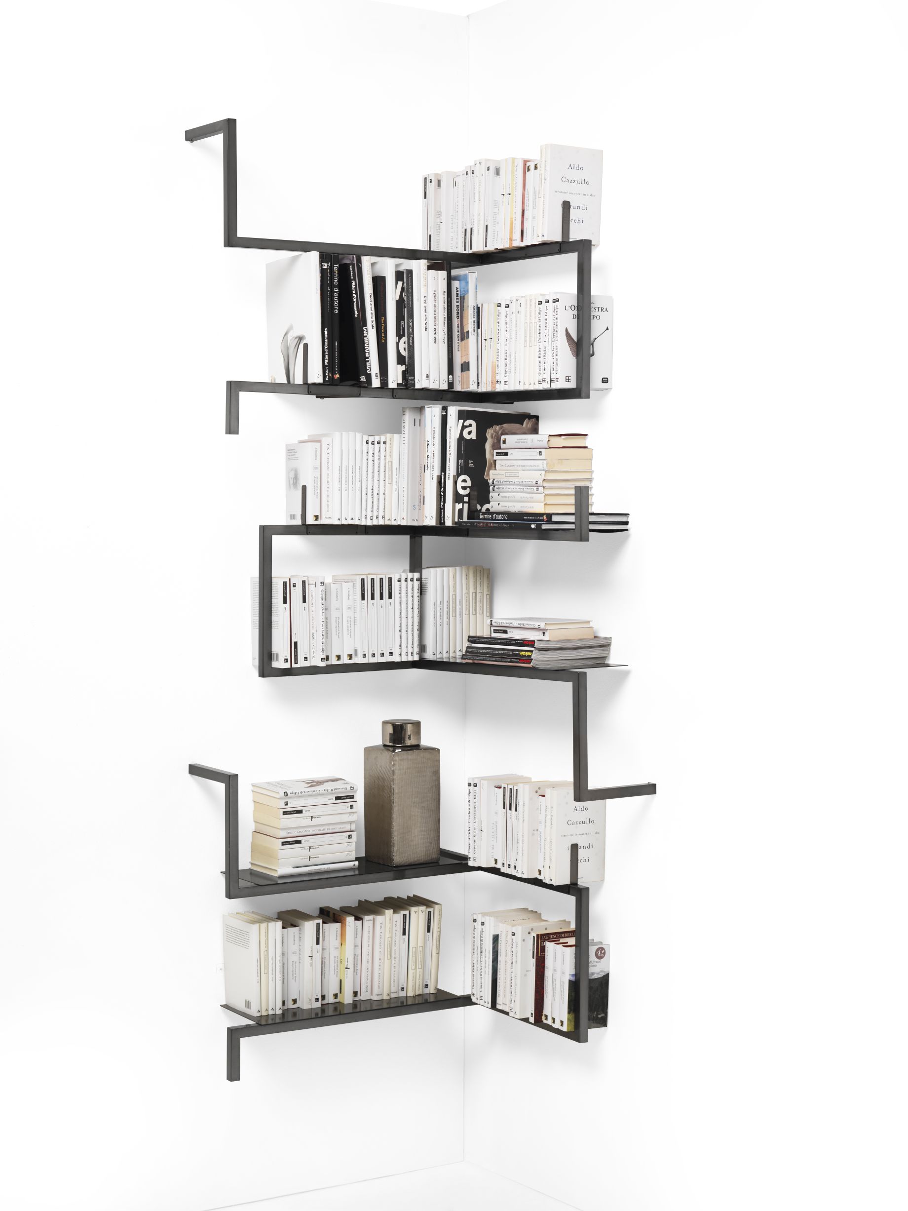 Schwarzes Antologia Regalbrett von Mogg an einer weißen Ecke mit Büchern und Dekoration. Design Wandregal.