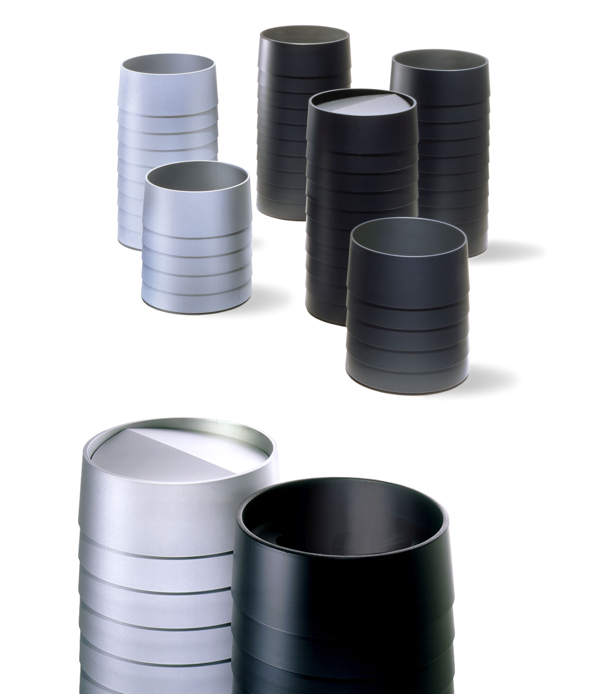 Silberne und schwarze Rexite Papierkörbe/Schirmständer mit gerippter Oberfläche, modernes Design für Büro und Zuhause.