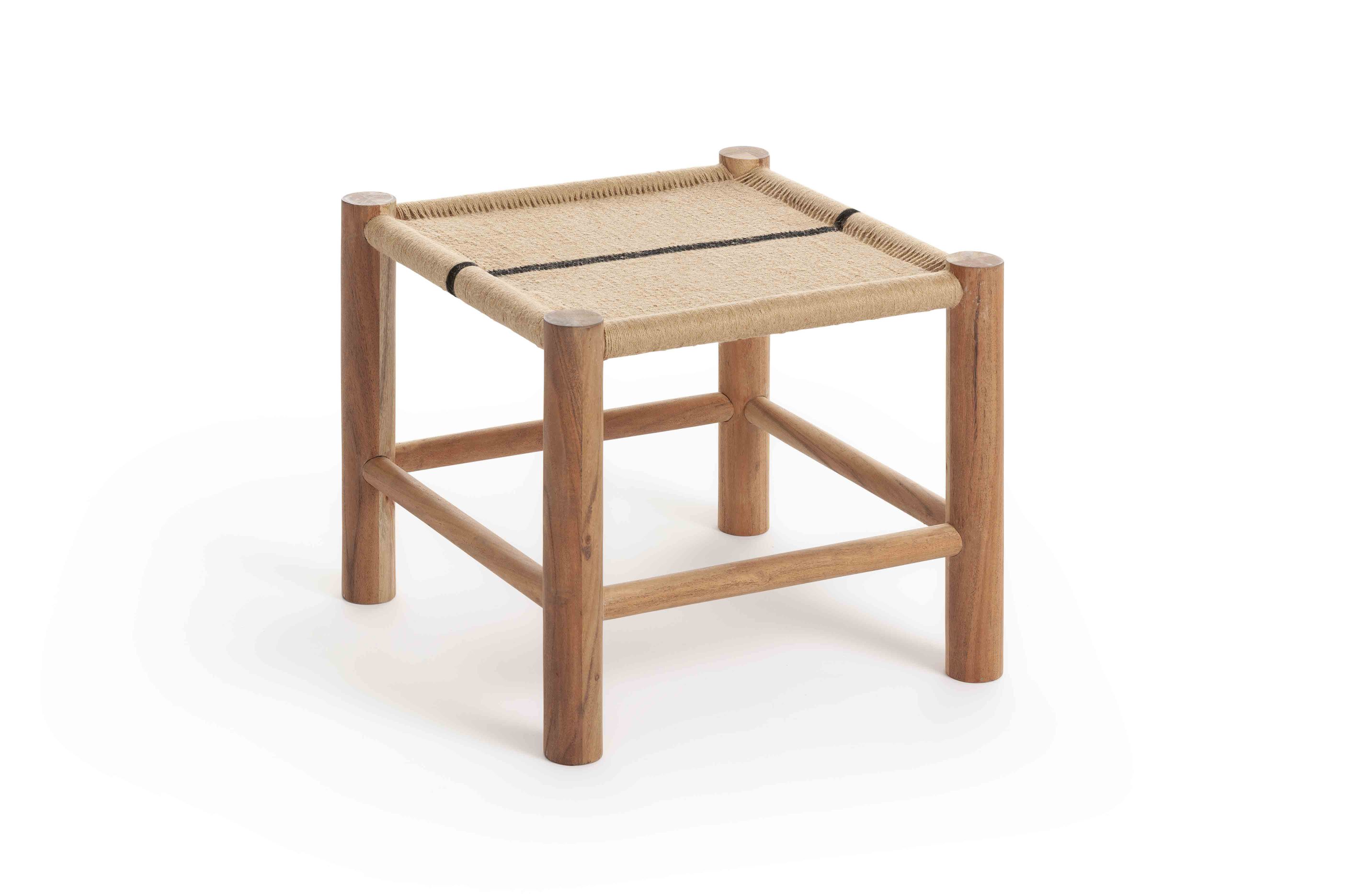 Roots Hocker aus Holz mit geflochtener Sitzfläche. Moderner Sitzhocker für Wohnzimmer und Esszimmer.
