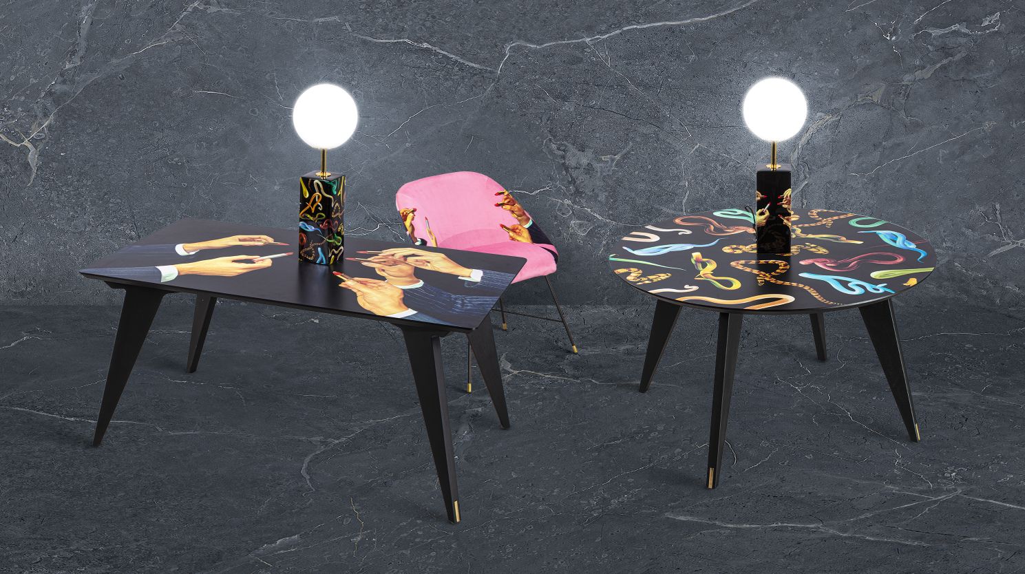 Toiletpaper Round Table Snakes Esstisch Seletti mit Schlangenmuster und Hände-Motiv, dazu passende Lampe und Stuhl.