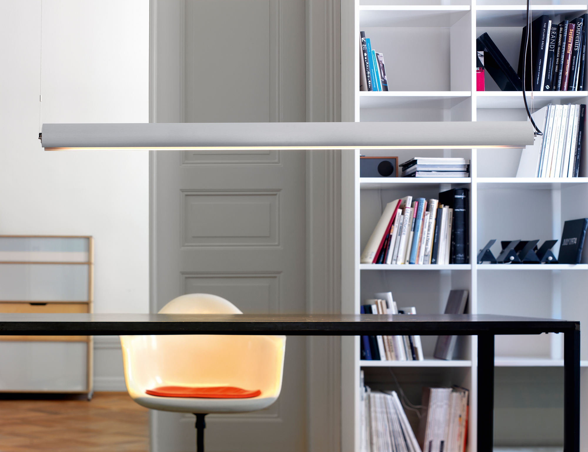 Moderne Updown 32 Pendelleuchte von Belux in Schwarz, dimmbar, 2700K, über einem Esstisch in einem stilvollen Interieur.