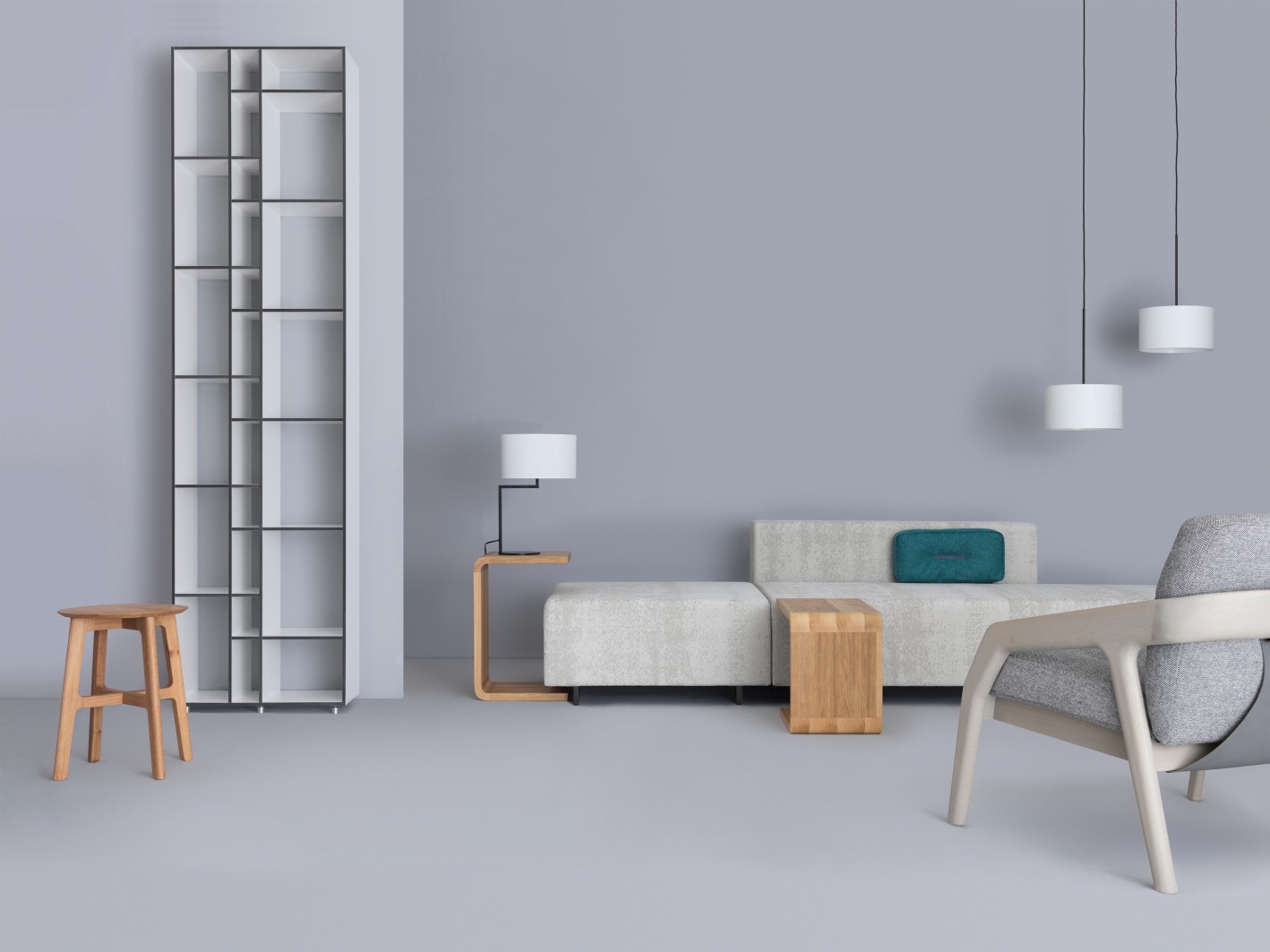 Heller Wohnraum mit Friday Sessel, Sofa, Regal, Lampe und Holzhocker. Modernes Möbeldesign.