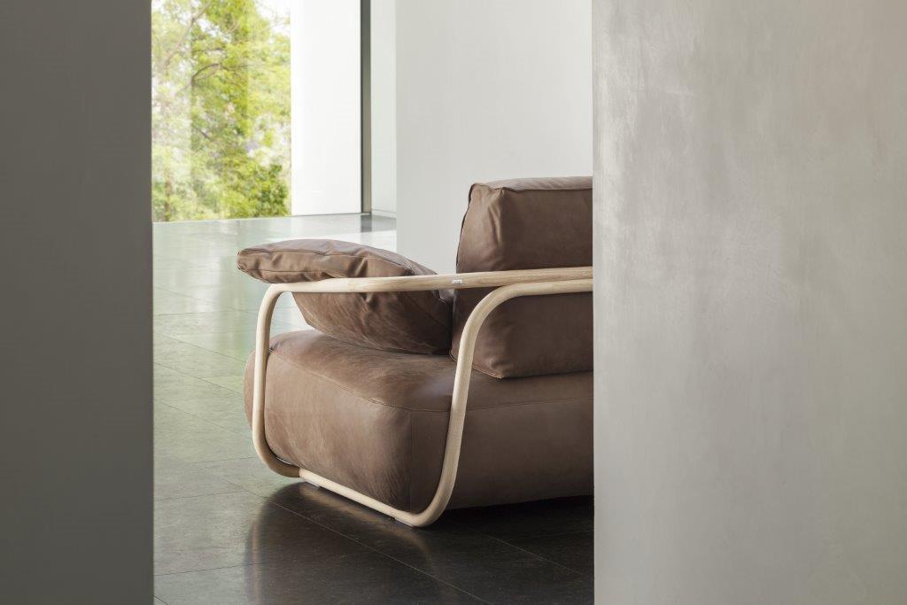 Detailaufnahme des 2002 Bugholz-Sofas von Thonet: Braunes Leder, helles Holzgestell, modernes Design.