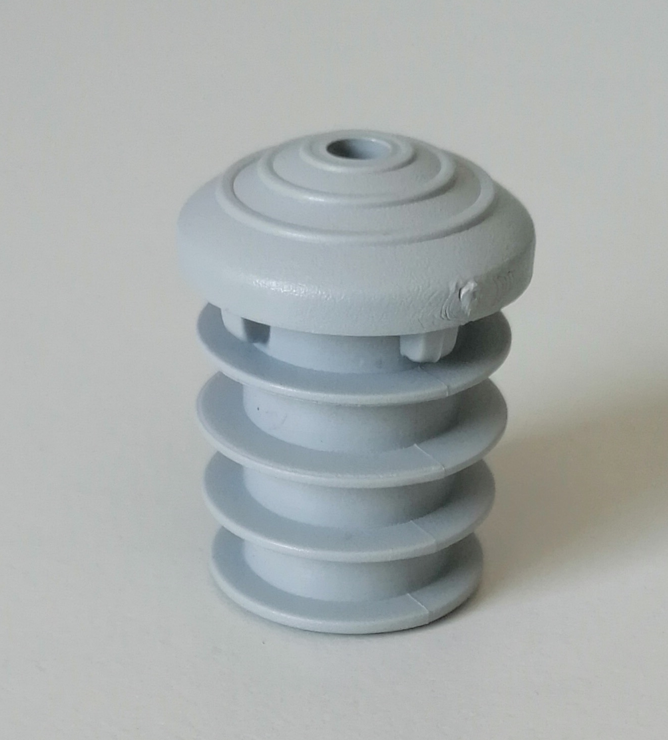 Grauer Breeze Kunststoffgleiter von Segis für Möbel, Stühle und Tische. Bodengleiter zum Schutz.