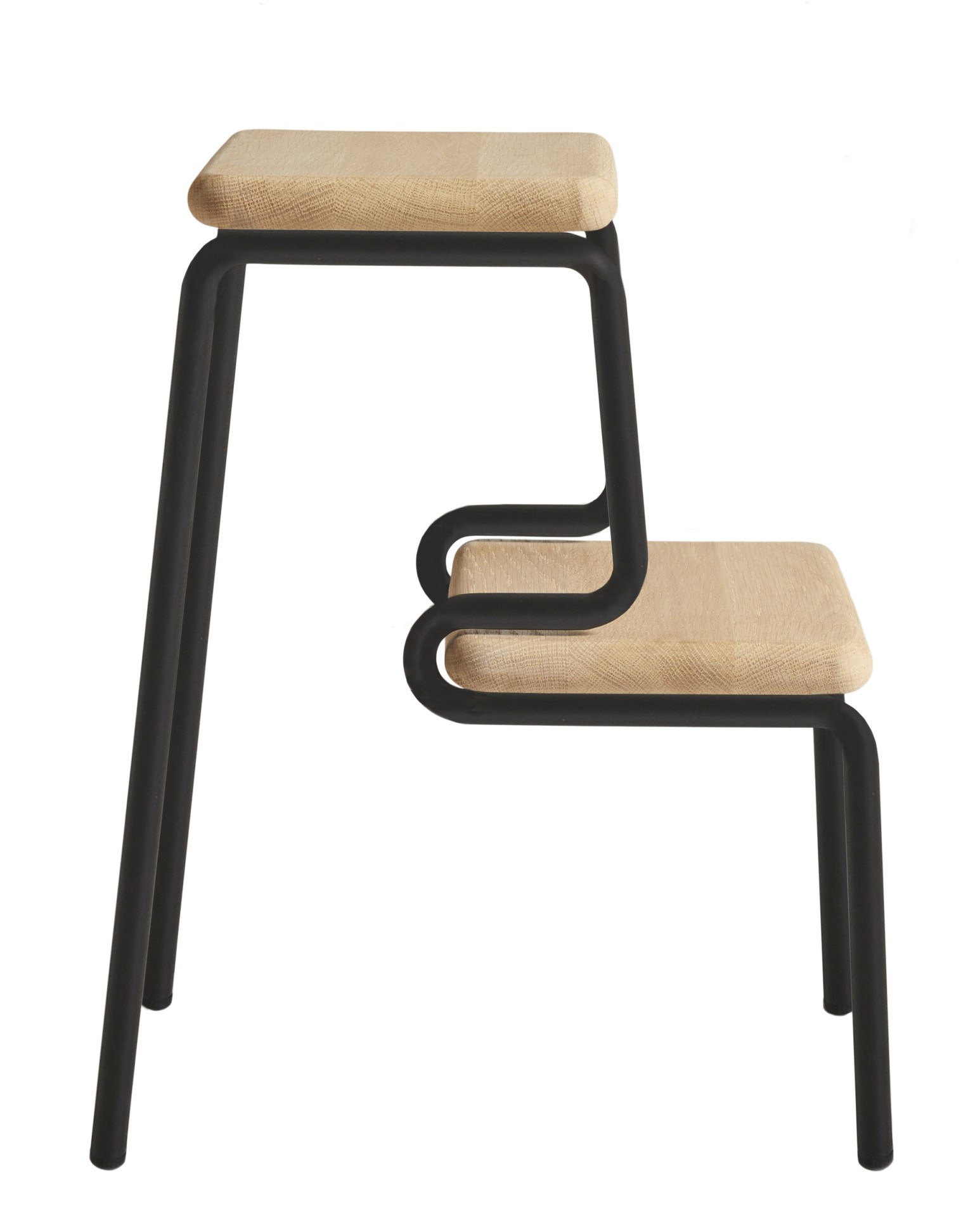 Slalom Step Stool Tritthocker von Woud mit zwei Stufen aus hellem Holz und schwarzem Gestell.