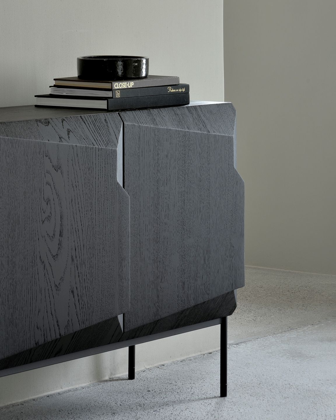 Schwarze Stairs Anrichte von Ethnicraft aus Eiche mit drei Türen und schlanken Metallbeinen.