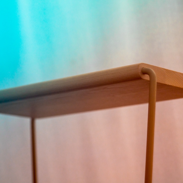 Detailaufnahme der D:004 Bank Fuchs & Habicht: Holzbank mit minimalistischem Design und Metallbeinen.