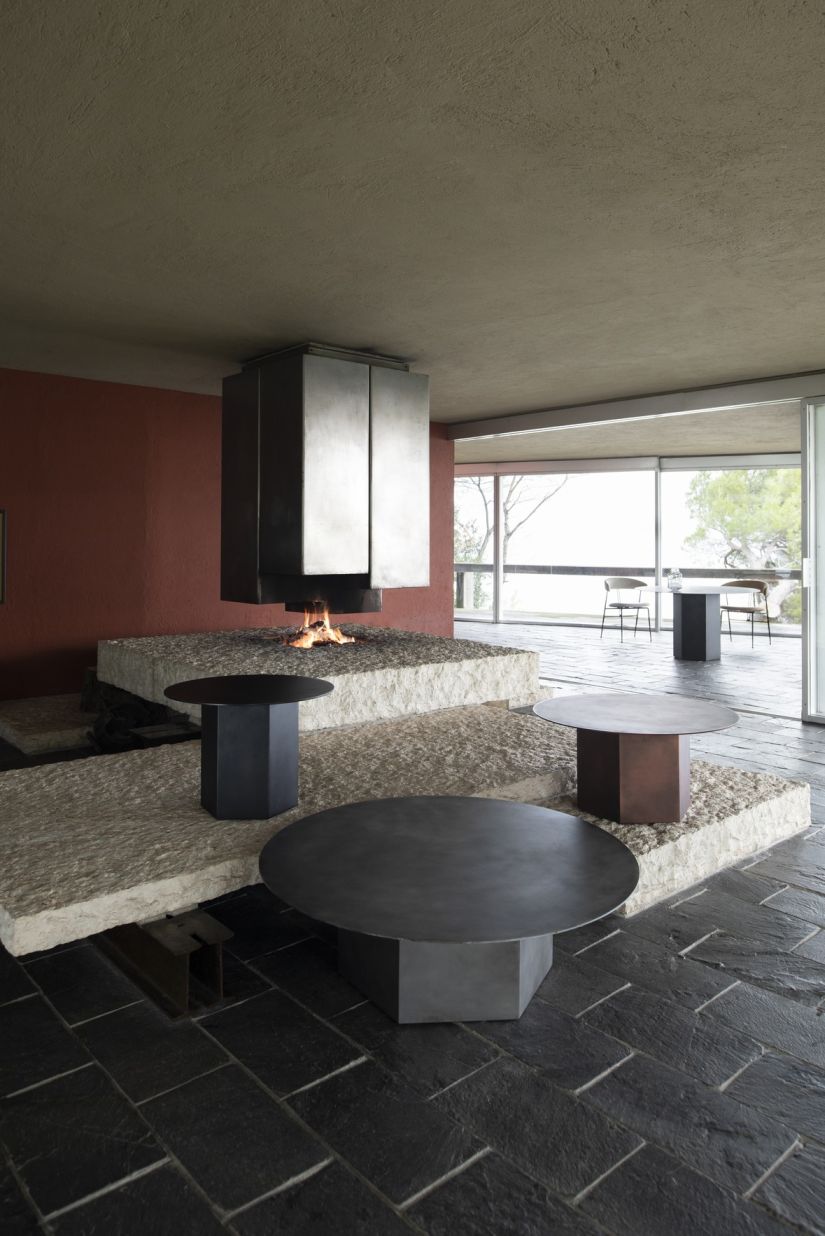 Epic Couchtisch von Gubi, Midnight Black Stahl, runder Tisch, modernes Wohnzimmer Design.