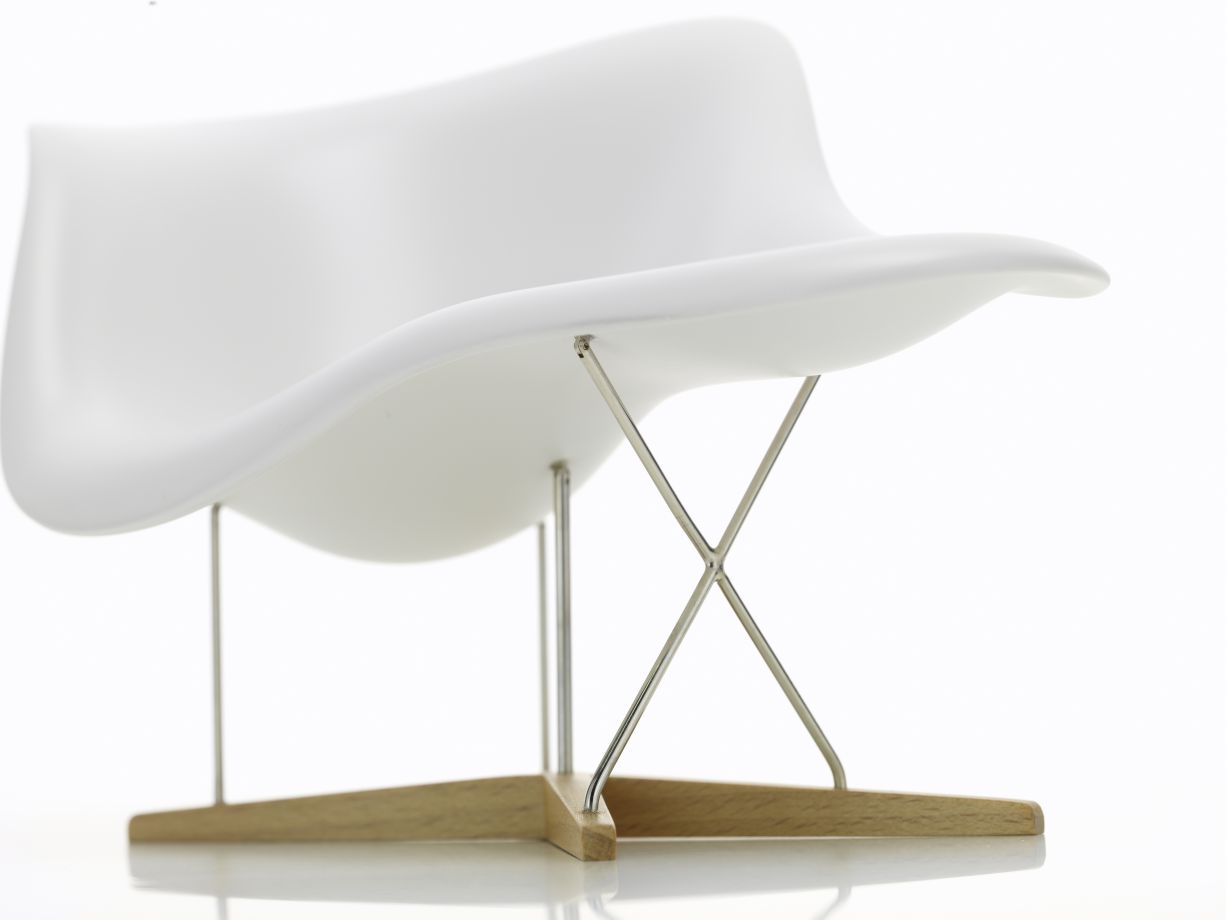 Weiße La Chaise Miniatur Liege von Vitra, Designklassiker mit Holzfuß und Stahlgestell.