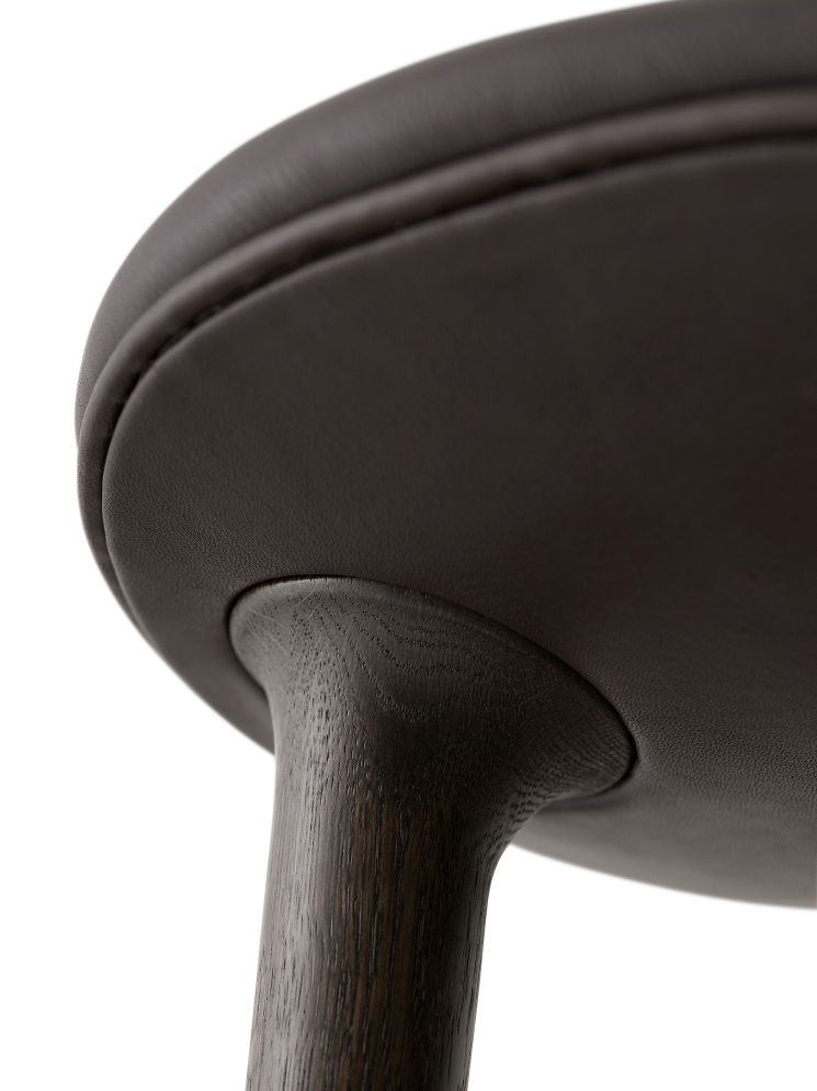 Detailaufnahme: Lodge Tresenhocker mit dunkelbraunem Ledersitz und Eichenholz-Gestell von Vipp.