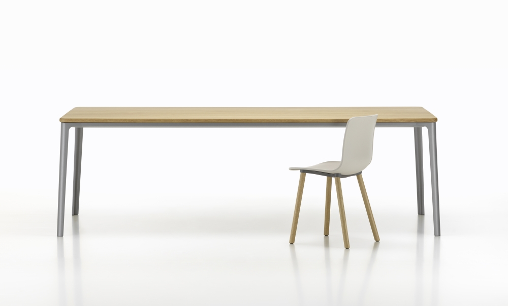 Vitra Esstisch Plate Dining Table mit Holzplatte und Metallbeinen, dazu ein Stuhl.