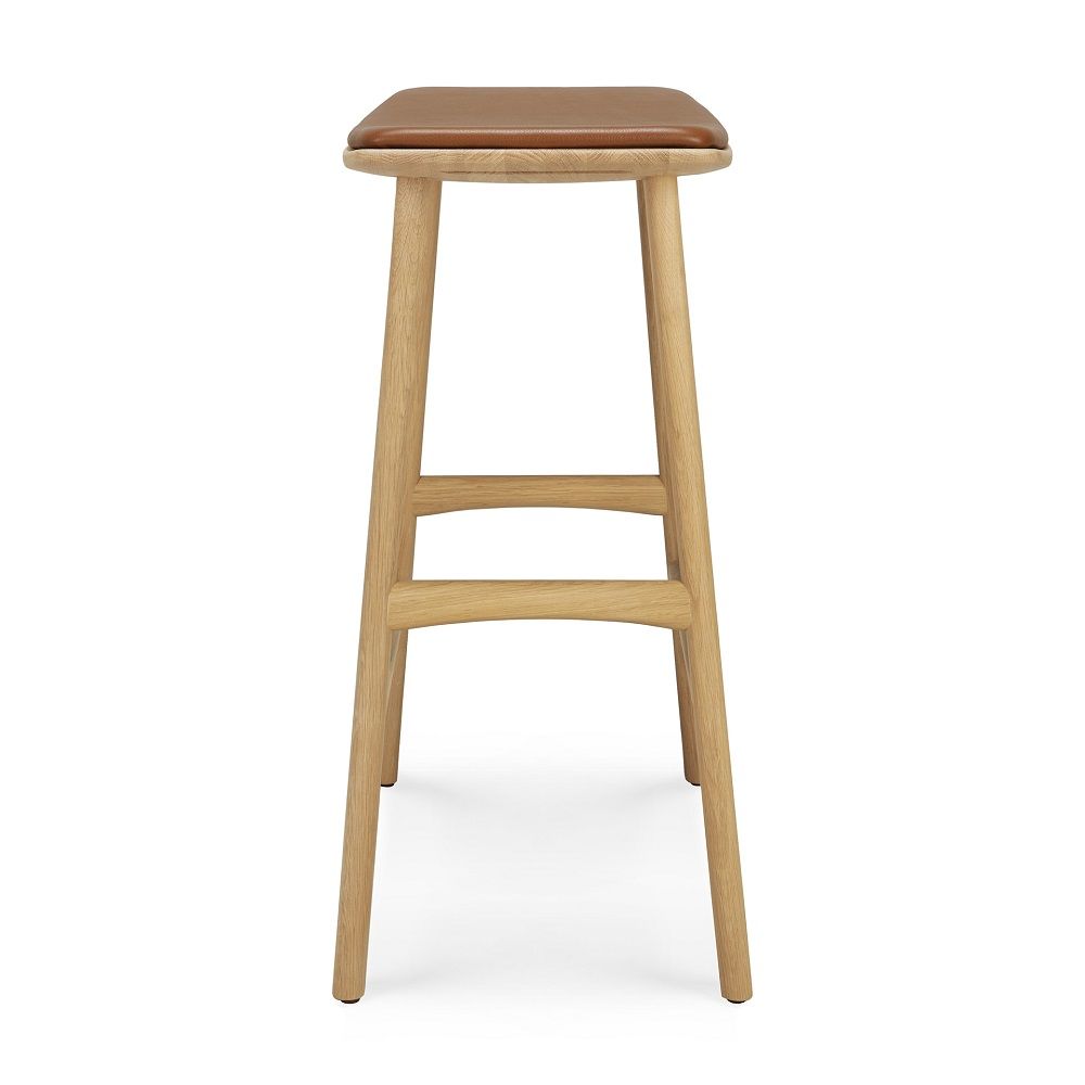 Osso Barhocker von Ethnicraft: Hocker aus hellem Holz mit braunem Sitzpolster, modernes Design.