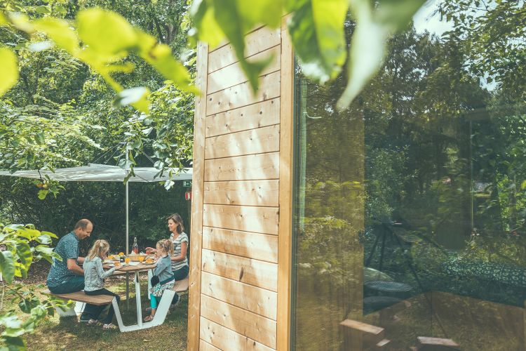 Familie am Anker Picknicktisch im Garten. Outdoor-Möbel für geselliges Beisammensein im Freien.