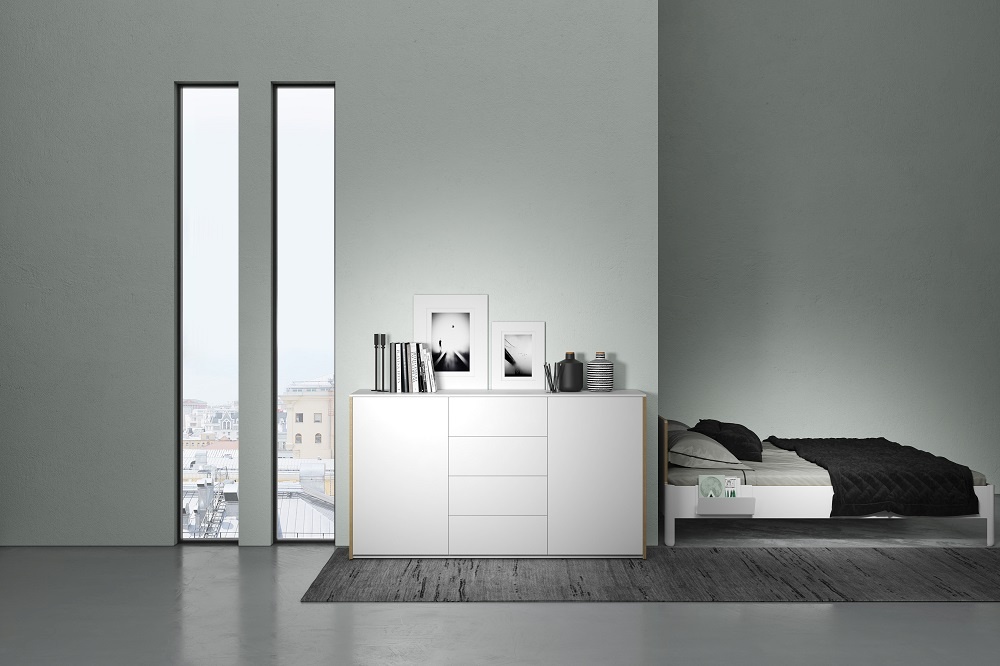 Weißes Sideboard von Müller Möbelwerkstätten mit zwei Türen und vier Schubladen im modernen Wohnraum.