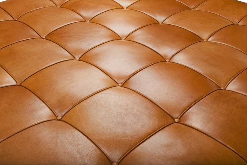 Detailaufnahme: Braunes Leder der PK81 Daybed Liege von Fritz Hansen mit gestepptem Muster.