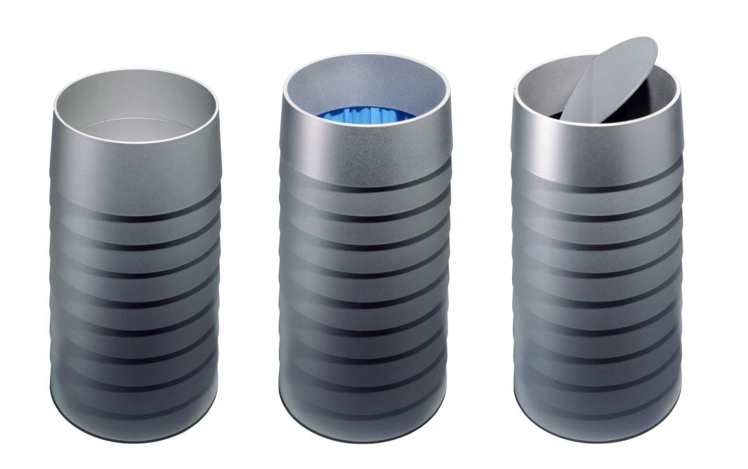 Drei Ansichten des Rexite Status Papierkorbs/Schirmständers in Silber mit horizontalen Rillen.