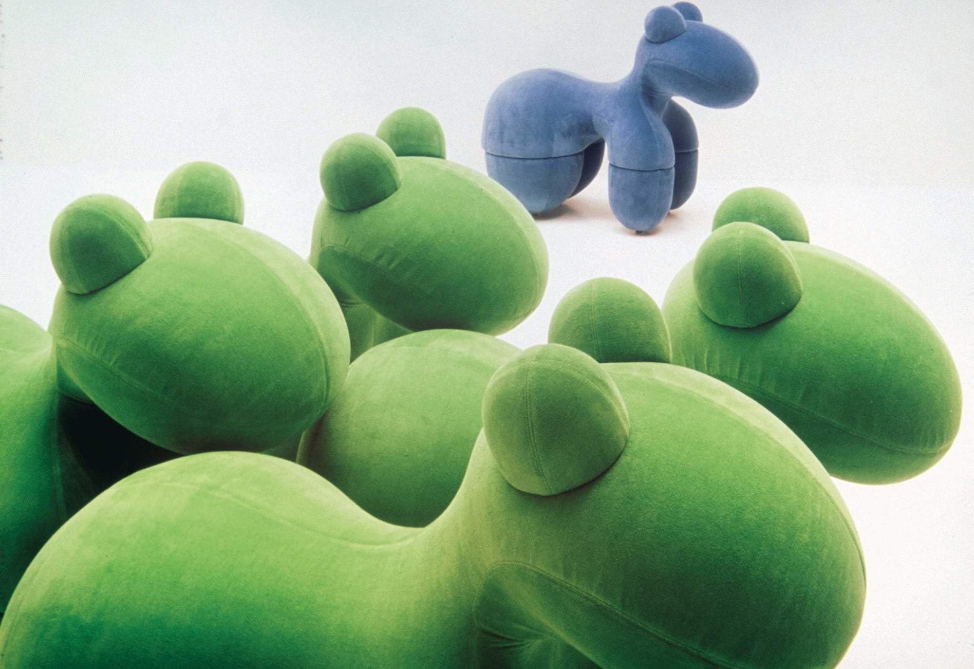 Elektrisch blauer Pony Stuhl von Eero Aarnio zwischen grünen Pony Stühlen. Designklassiker für Kinder.